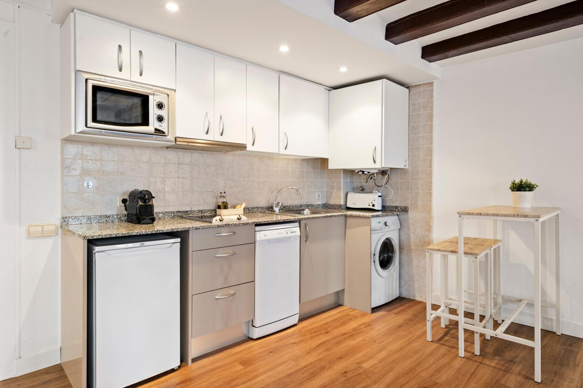 Lodging Apartments Liceu 11 Barcelona Bagian luar foto