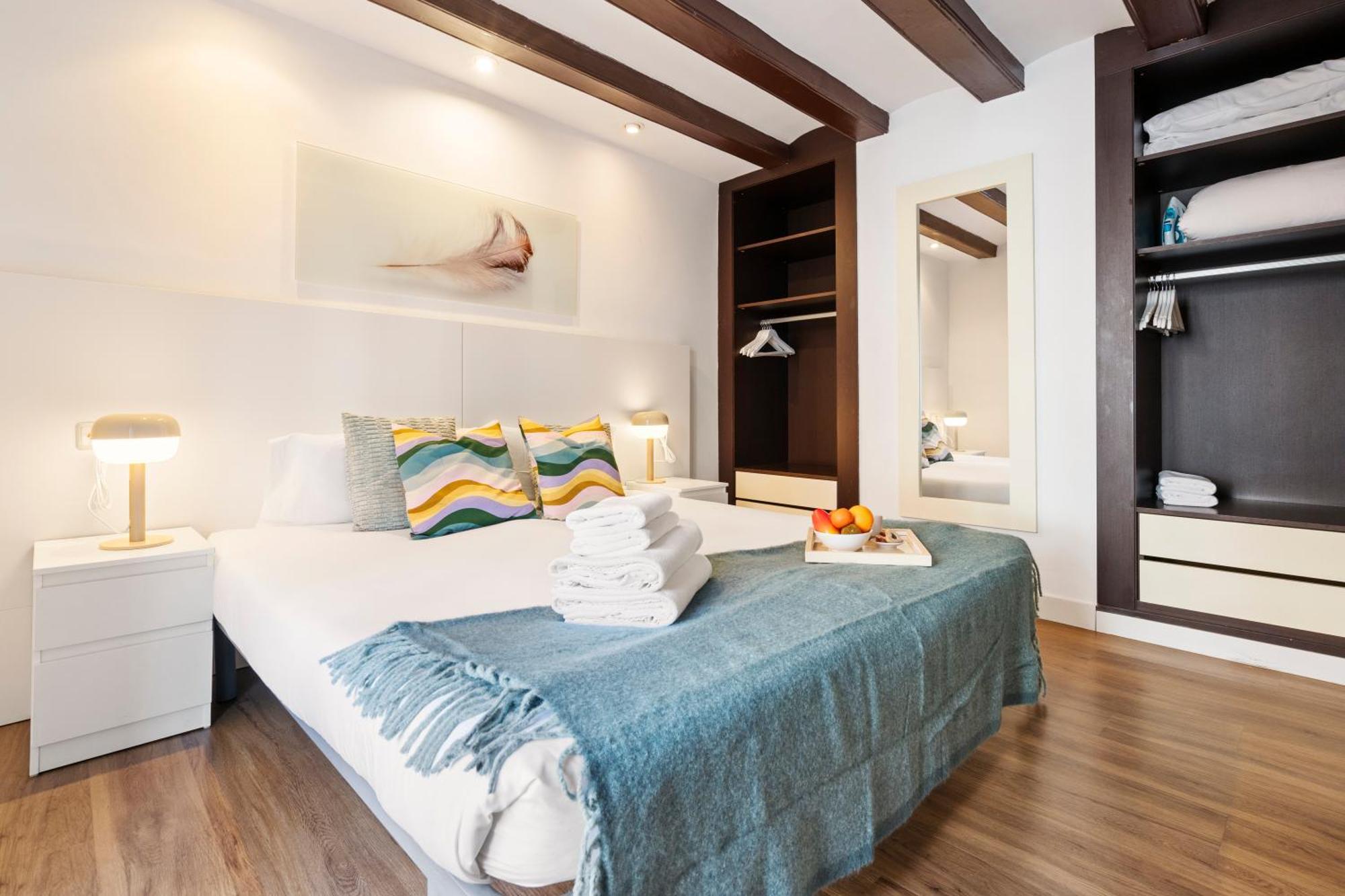 Lodging Apartments Liceu 11 Barcelona Bagian luar foto