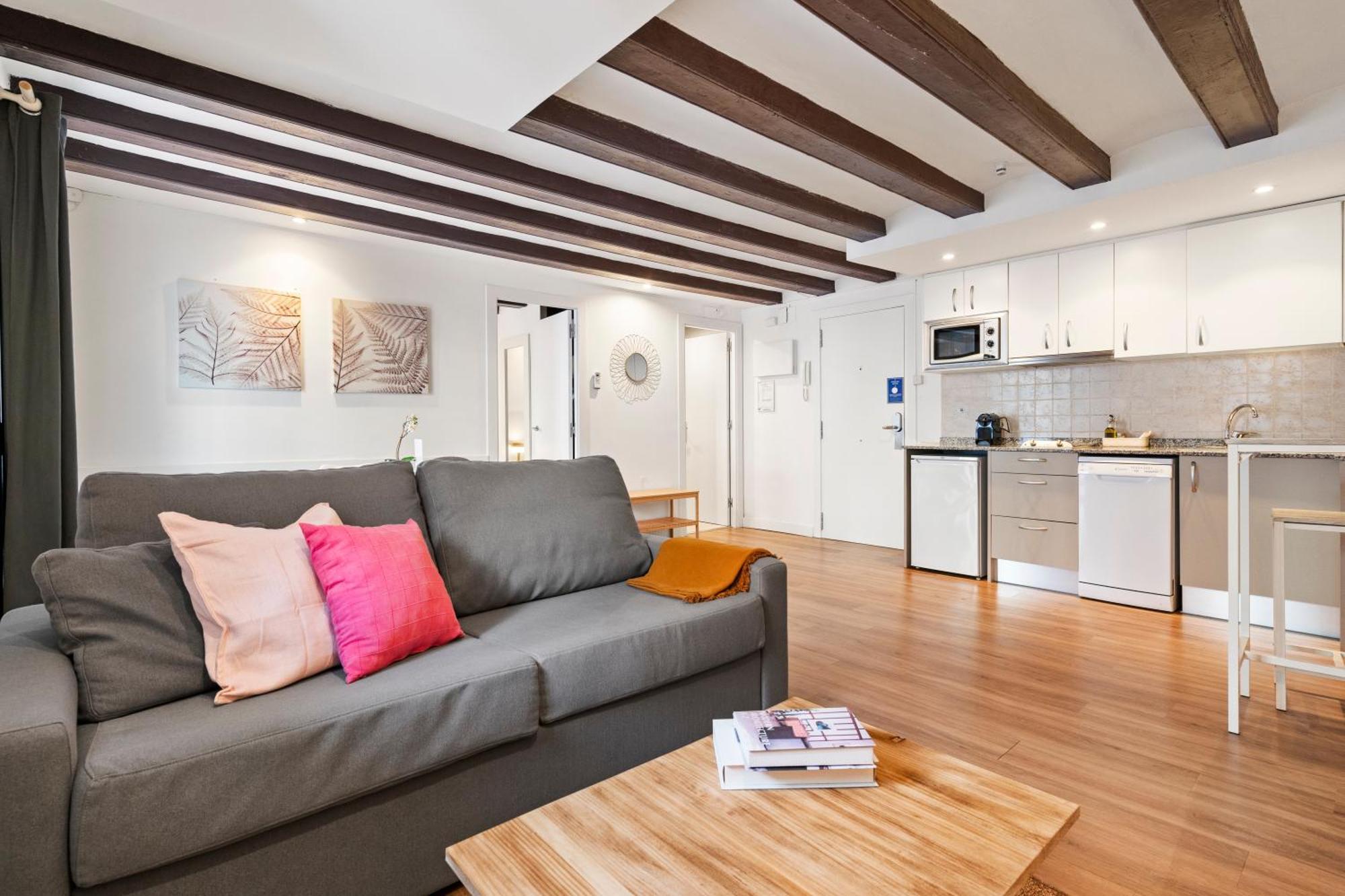 Lodging Apartments Liceu 11 Barcelona Bagian luar foto